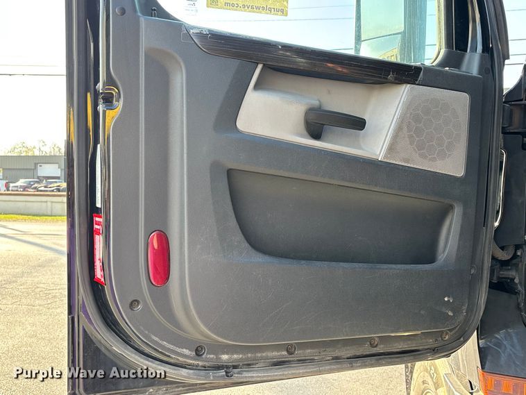 image for item DT0127 2020 Freightliner Cascadia 126 semi truck