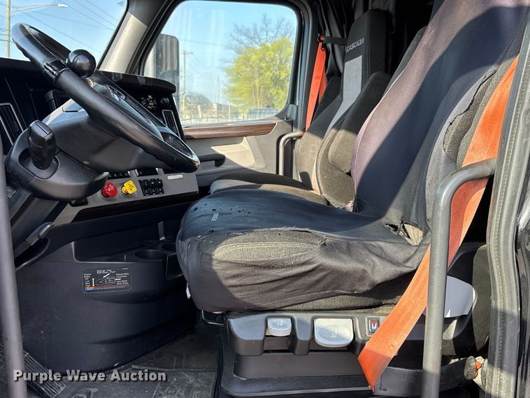 image for item DT0127 2020 Freightliner Cascadia 126 semi truck