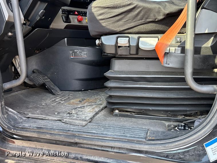 image for item DT0127 2020 Freightliner Cascadia 126 semi truck