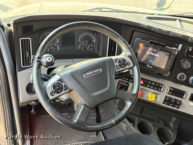 image for item DT0127 2020 Freightliner Cascadia 126 semi truck