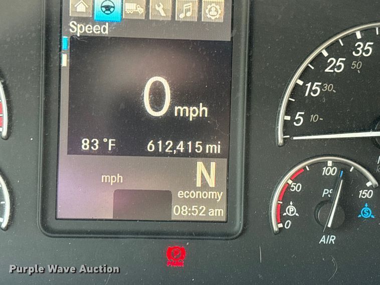 image for item DT0127 2020 Freightliner Cascadia 126 semi truck