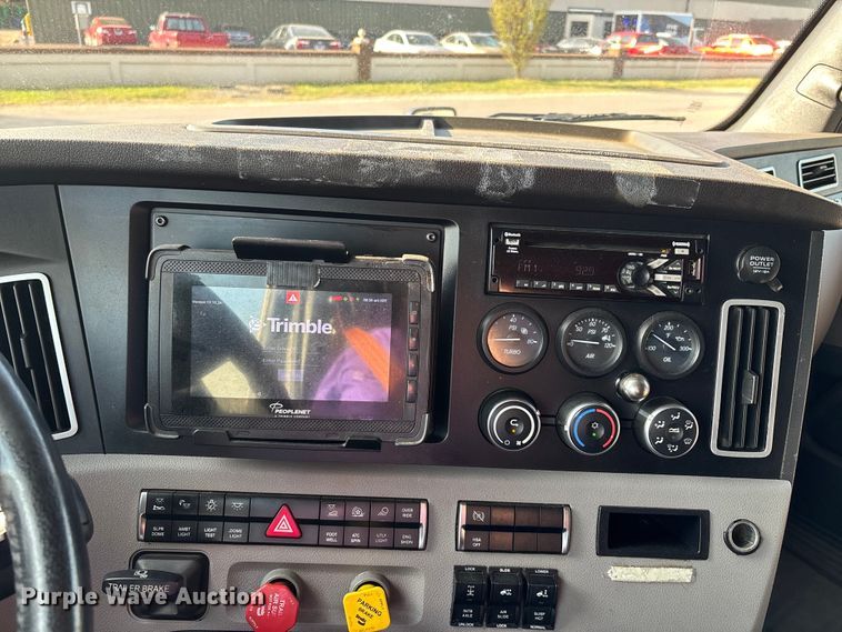 image for item DT0127 2020 Freightliner Cascadia 126 semi truck