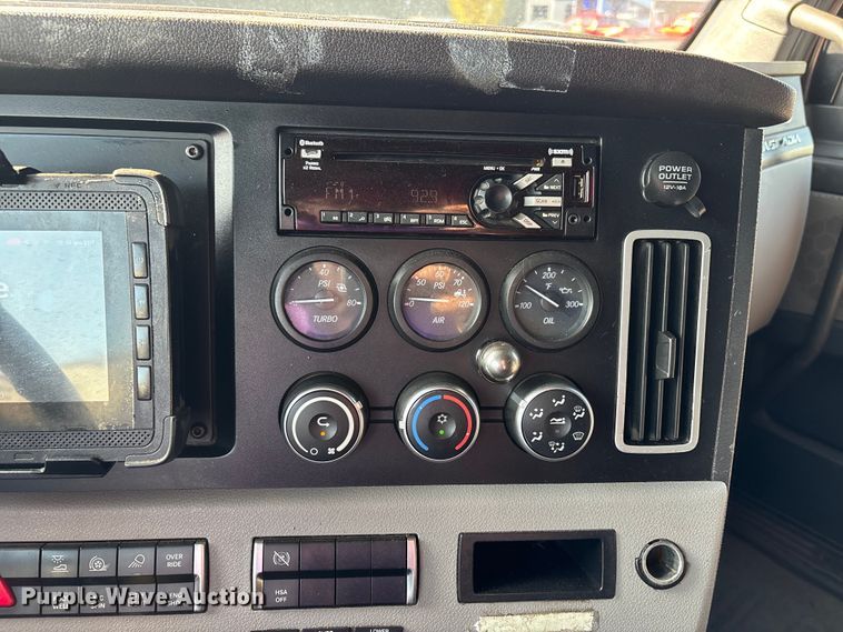 image for item DT0127 2020 Freightliner Cascadia 126 semi truck