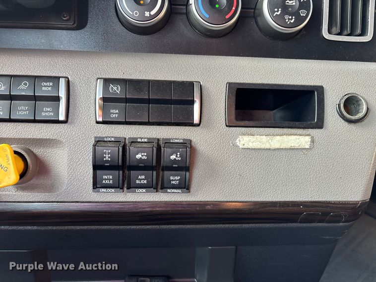 image for item DT0127 2020 Freightliner Cascadia 126 semi truck