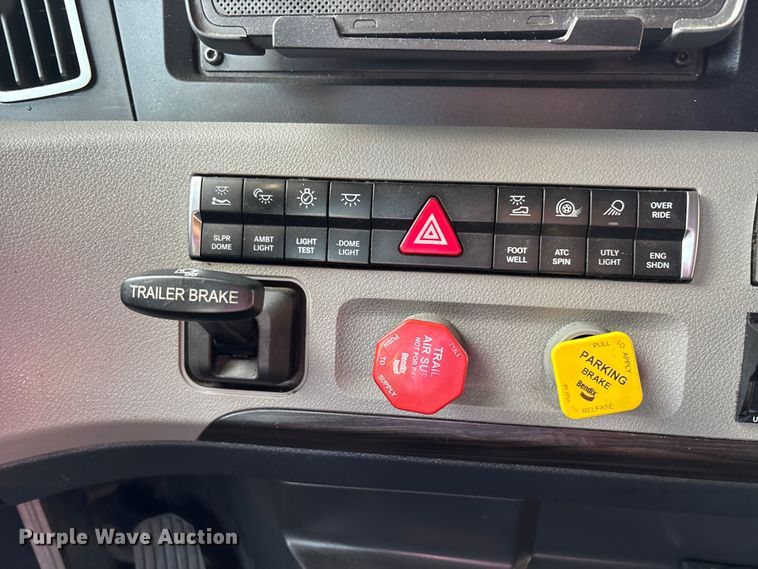 image for item DT0127 2020 Freightliner Cascadia 126 semi truck