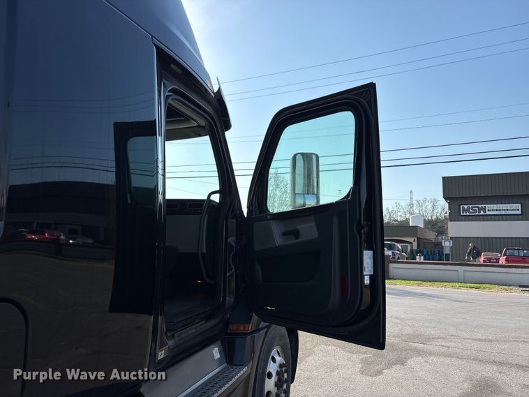 image for item DT0127 2020 Freightliner Cascadia 126 semi truck