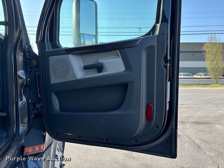 image for item DT0127 2020 Freightliner Cascadia 126 semi truck