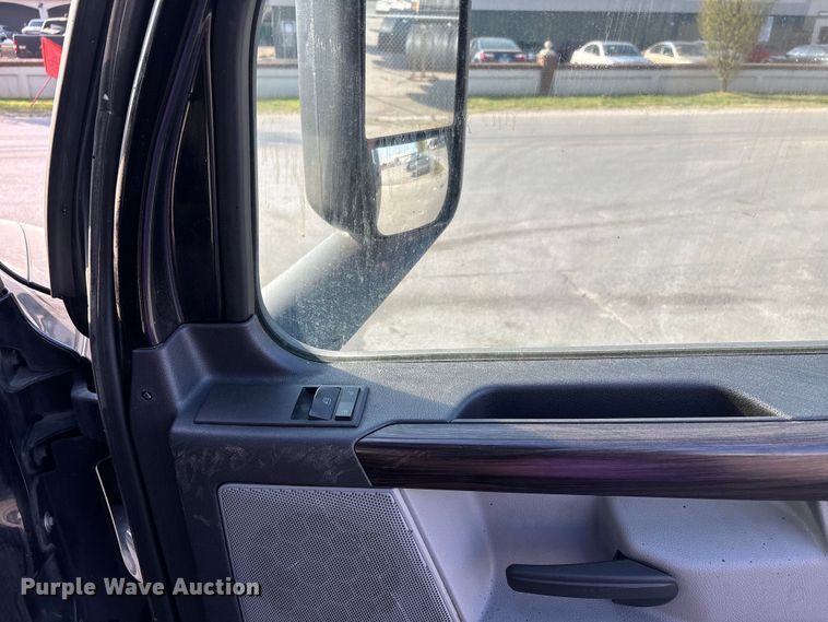 image for item DT0127 2020 Freightliner Cascadia 126 semi truck