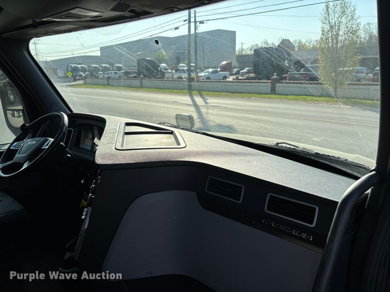 image for item DT0127 2020 Freightliner Cascadia 126 semi truck