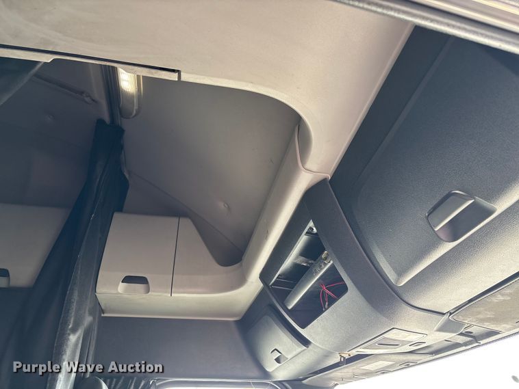 image for item DT0127 2020 Freightliner Cascadia 126 semi truck