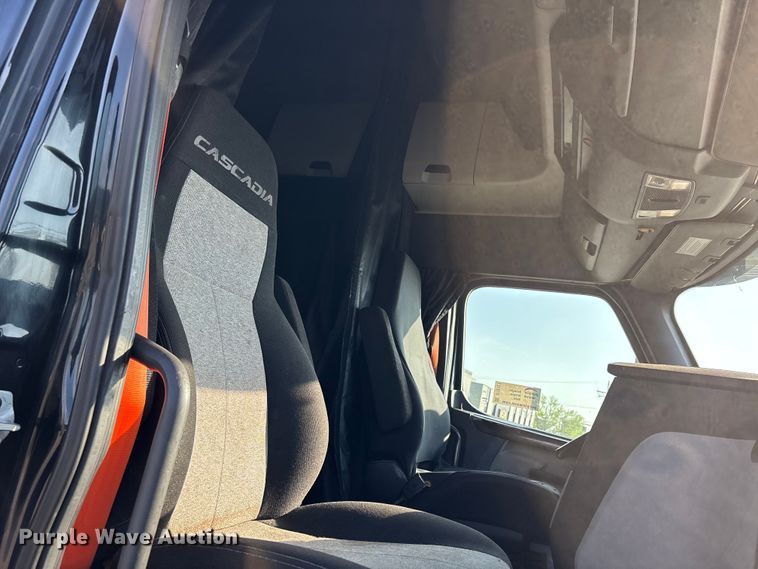 image for item DT0127 2020 Freightliner Cascadia 126 semi truck