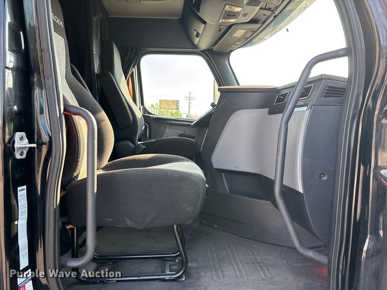 image for item DT0127 2020 Freightliner Cascadia 126 semi truck