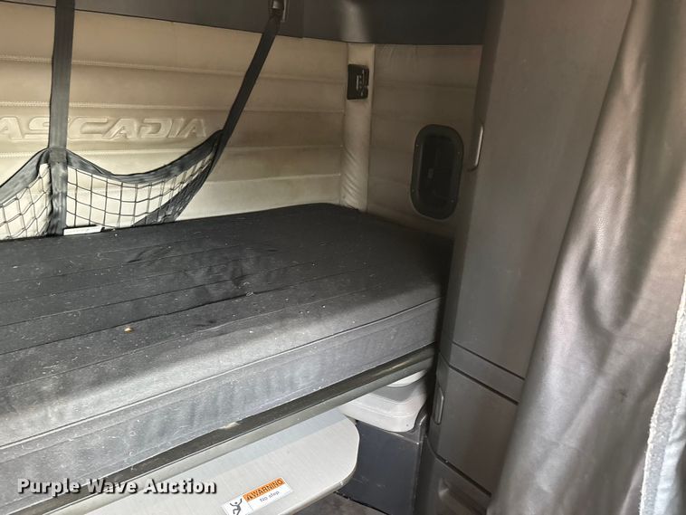 image for item DT0127 2020 Freightliner Cascadia 126 semi truck