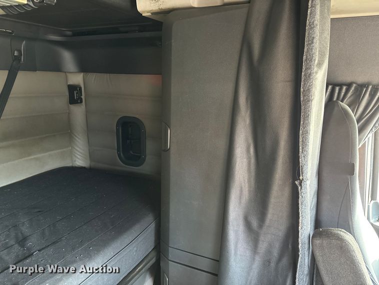 image for item DT0127 2020 Freightliner Cascadia 126 semi truck