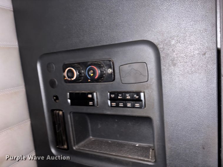 image for item DT0127 2020 Freightliner Cascadia 126 semi truck