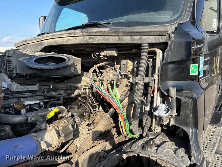 image for item DT0127 2020 Freightliner Cascadia 126 semi truck