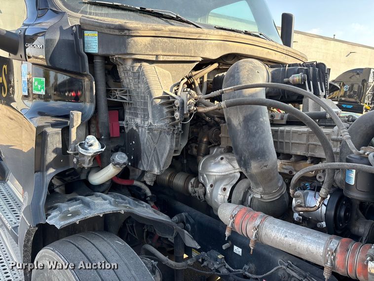 image for item DT0127 2020 Freightliner Cascadia 126 semi truck