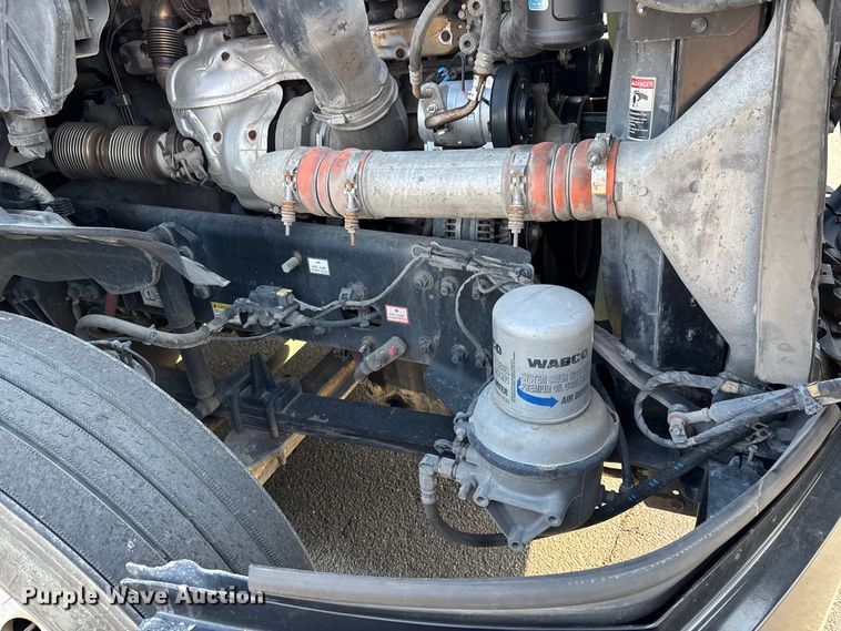 image for item DT0127 2020 Freightliner Cascadia 126 semi truck