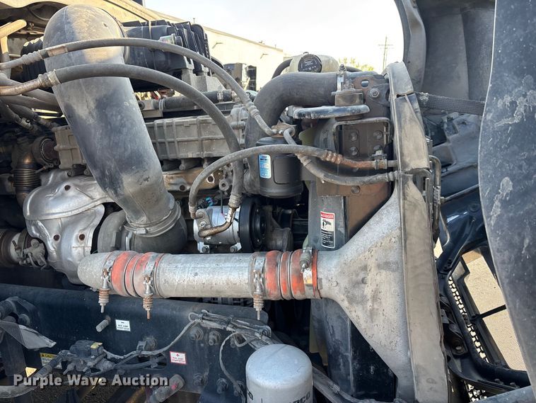 image for item DT0127 2020 Freightliner Cascadia 126 semi truck