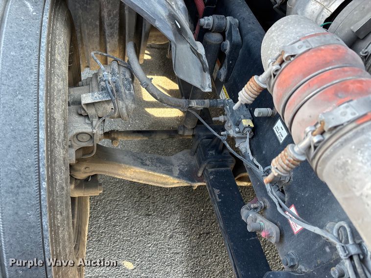 image for item DT0127 2020 Freightliner Cascadia 126 semi truck