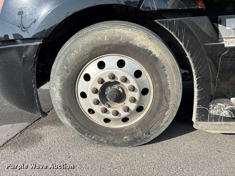 image for item DT0127 2020 Freightliner Cascadia 126 semi truck