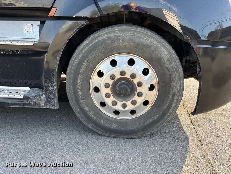 image for item DT0127 2020 Freightliner Cascadia 126 semi truck