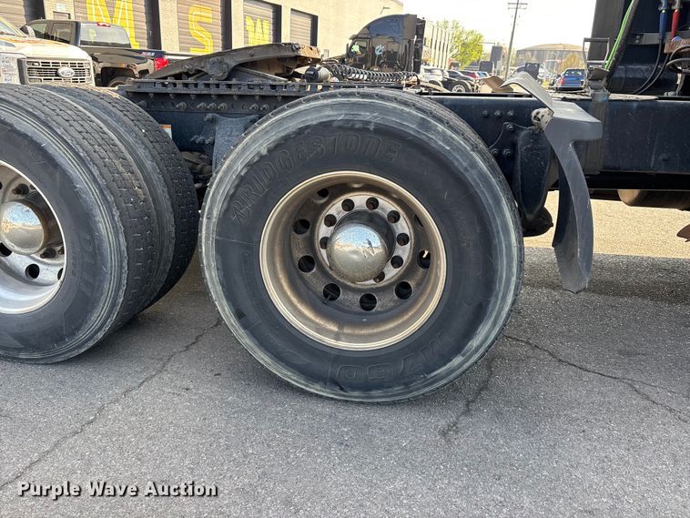 image for item DT0127 2020 Freightliner Cascadia 126 semi truck