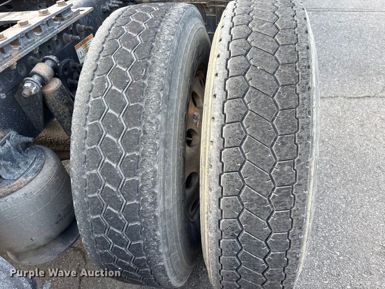 image for item DT0127 2020 Freightliner Cascadia 126 semi truck