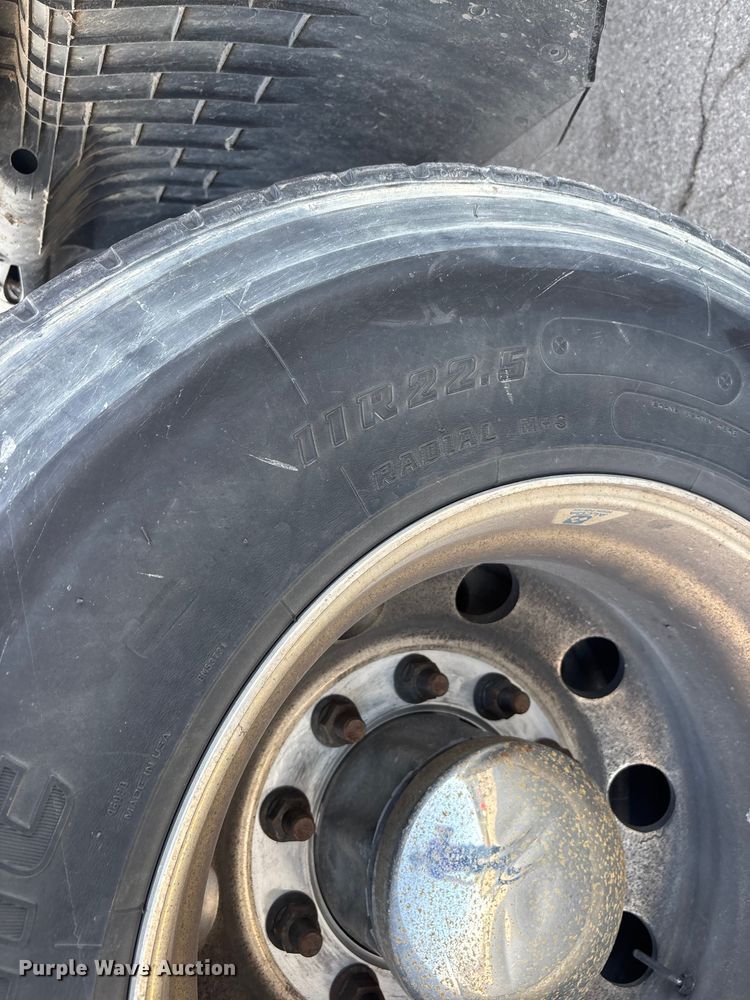 image for item DT0127 2020 Freightliner Cascadia 126 semi truck