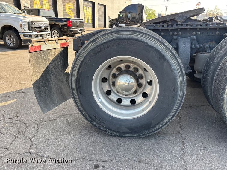 image for item DT0127 2020 Freightliner Cascadia 126 semi truck