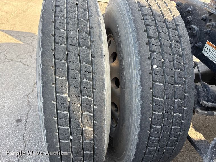 image for item DT0127 2020 Freightliner Cascadia 126 semi truck