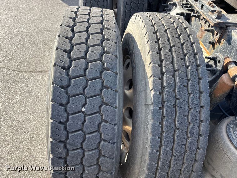 image for item DT0127 2020 Freightliner Cascadia 126 semi truck