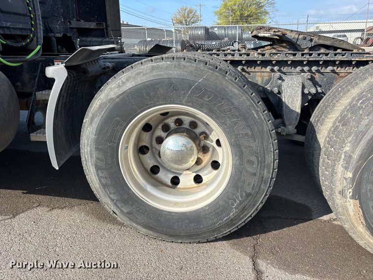 image for item DT0127 2020 Freightliner Cascadia 126 semi truck