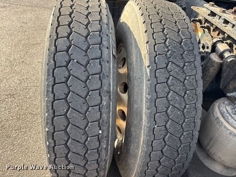 image for item DT0127 2020 Freightliner Cascadia 126 semi truck