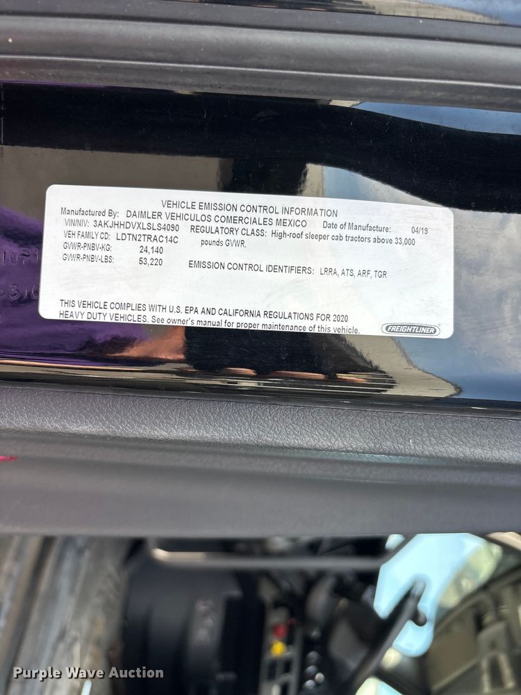 image for item DT0127 2020 Freightliner Cascadia 126 semi truck