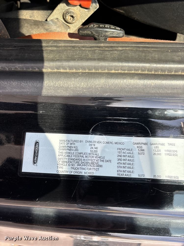 image for item DT0127 2020 Freightliner Cascadia 126 semi truck