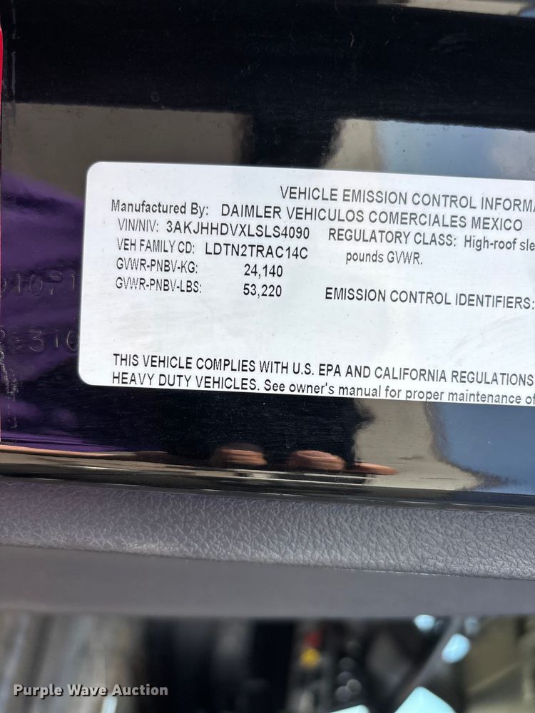 image for item DT0127 2020 Freightliner Cascadia 126 semi truck