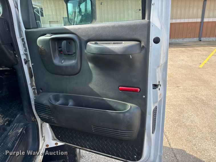 image for item DT0133 2008 Chevrolet C6500 flatbed truck