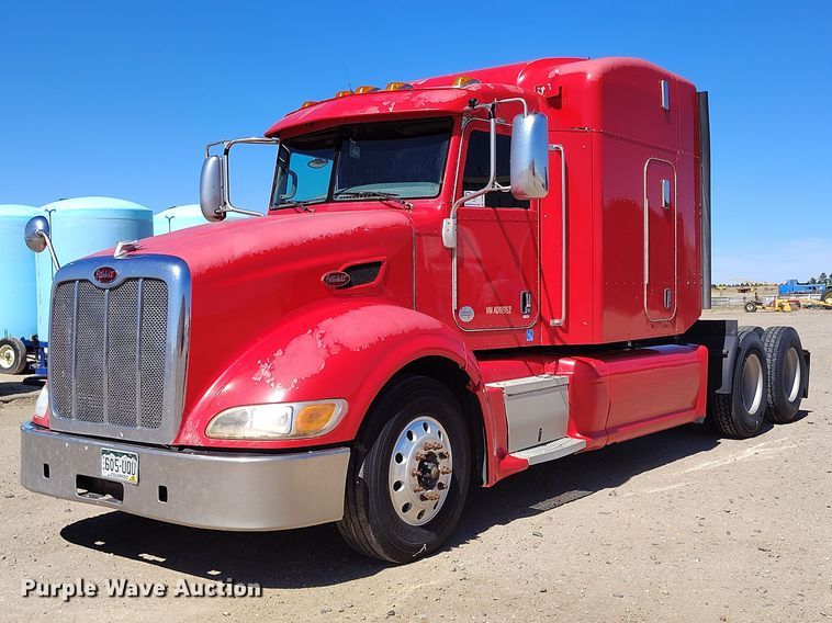 image for item DT0995 2010 Peterbilt 389 semi truck