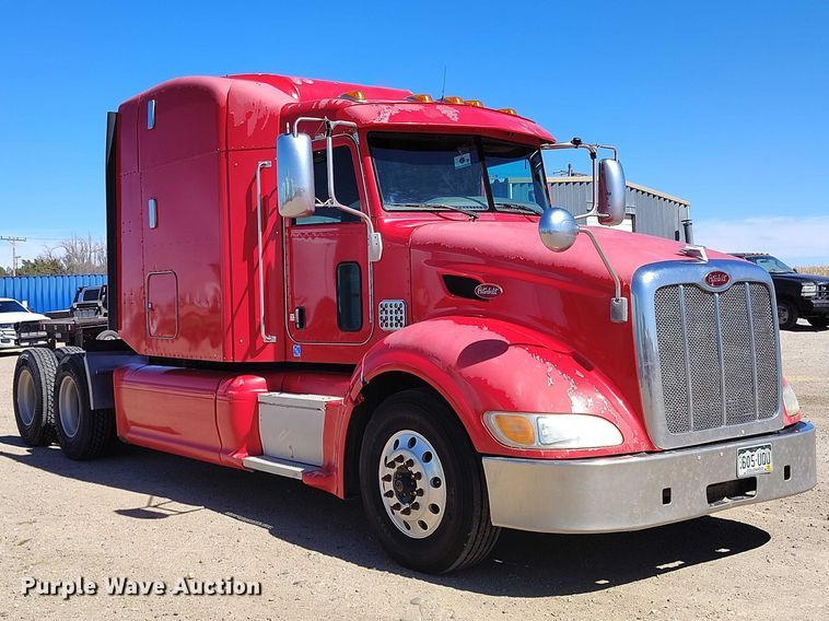 image for item DT0995 2010 Peterbilt 389 semi truck