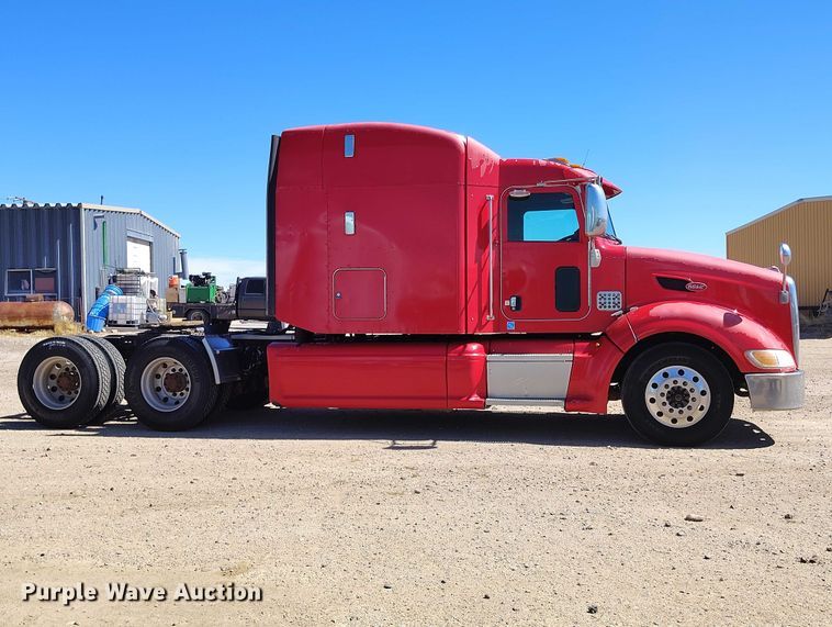 image for item DT0995 2010 Peterbilt 389 semi truck