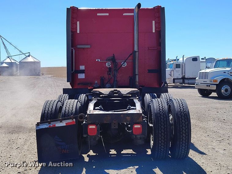 image for item DT0995 2010 Peterbilt 389 semi truck