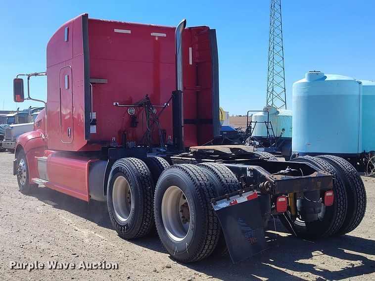 image for item DT0995 2010 Peterbilt 389 semi truck