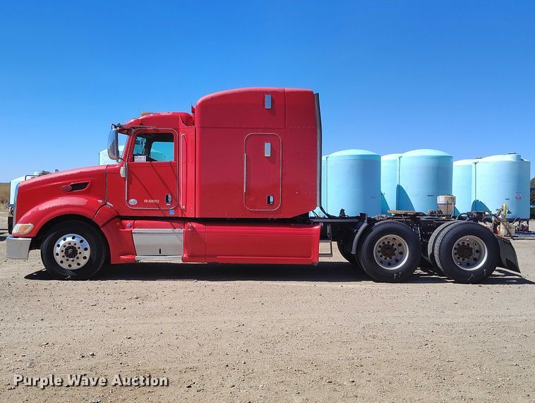 image for item DT0995 2010 Peterbilt 389 semi truck