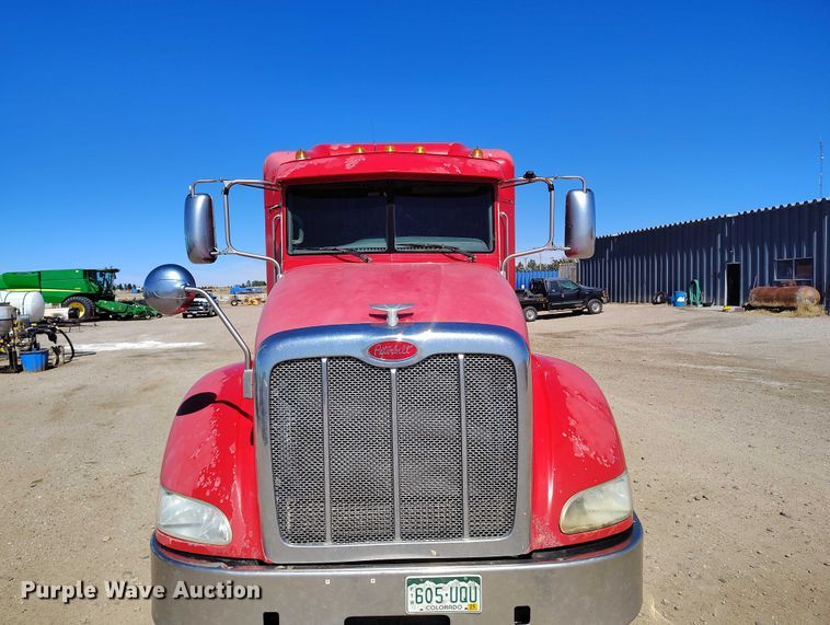 image for item DT0995 2010 Peterbilt 389 semi truck