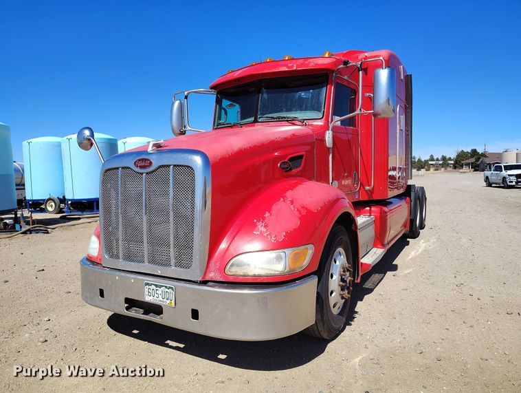 image for item DT0995 2010 Peterbilt 389 semi truck