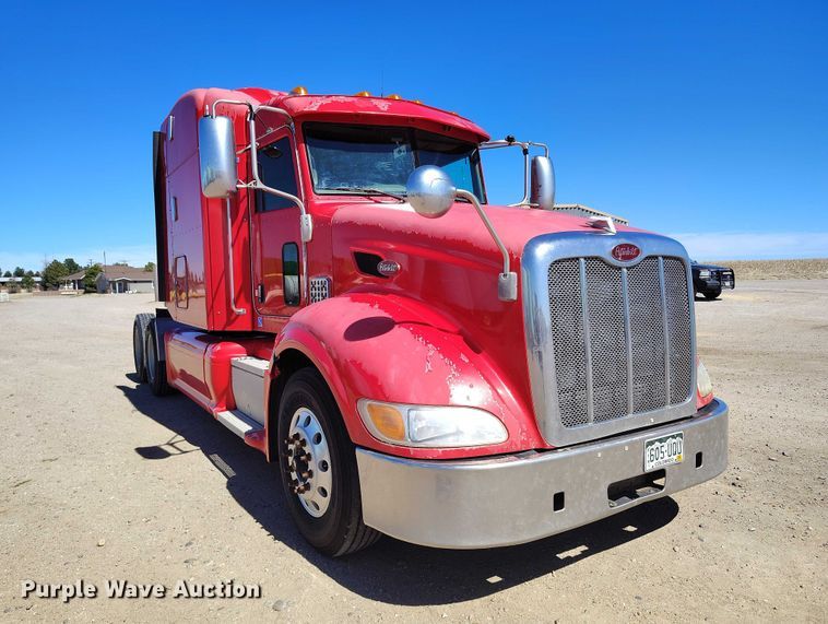 image for item DT0995 2010 Peterbilt 389 semi truck