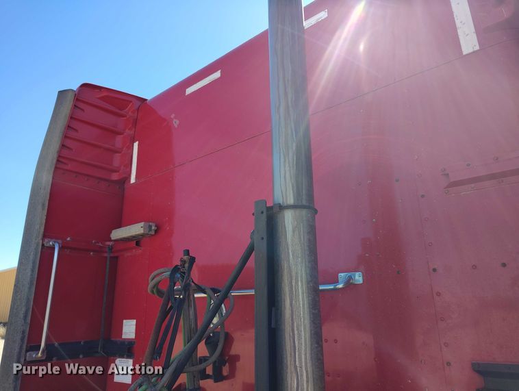 image for item DT0995 2010 Peterbilt 389 semi truck