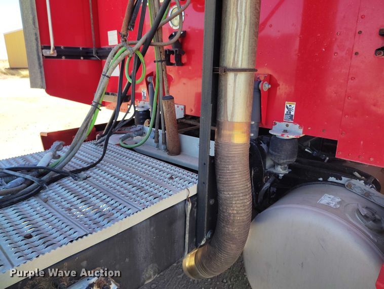 image for item DT0995 2010 Peterbilt 389 semi truck