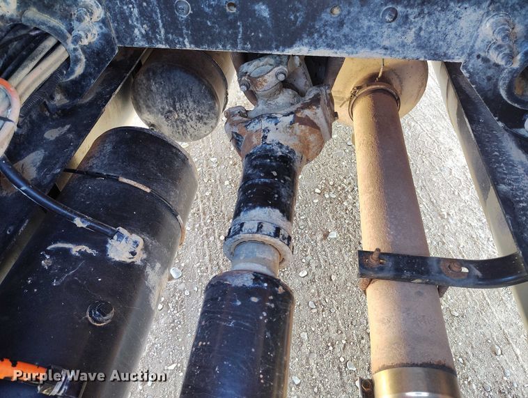 image for item DT0995 2010 Peterbilt 389 semi truck